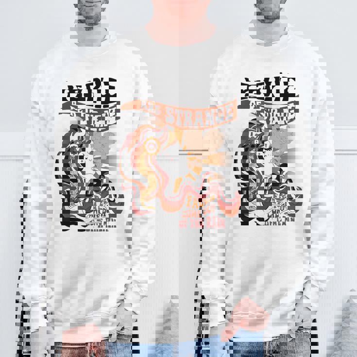 雨から顔が出てきて変な人が多いアパレル スウェットシャツ 高齢者への贈り物