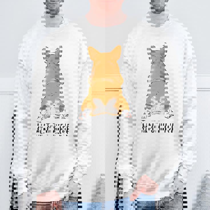 面白いコーギー、コーギーバット、コーギースプルーティング、コーギーママへのギフト。 スウェットシャツ 高齢者への贈り物