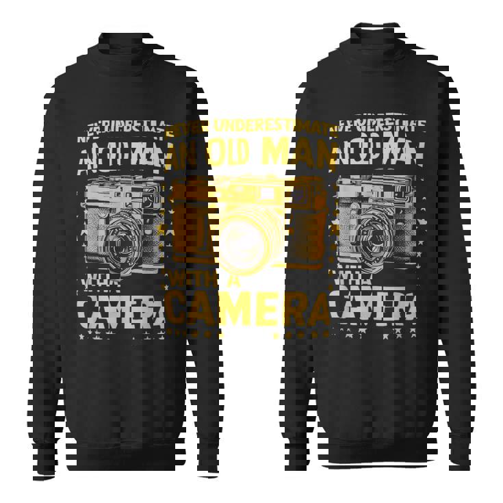 Never Underestimate An Old Man With A Camera レトロ ヴィンテージ スウェットシャツ