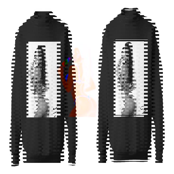 セクシーガールグラフィックtシャツ アイスポップのセクシーなラティーナブーティーガール。 スウェットシャツ