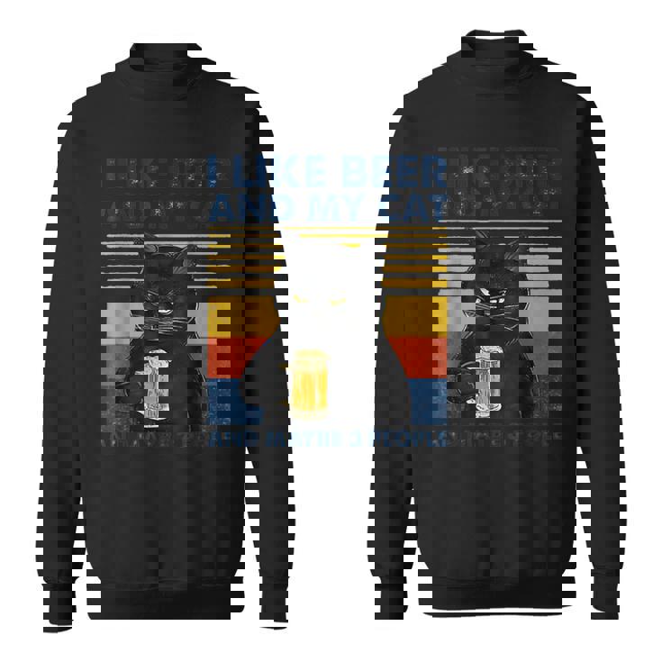 ビール好きで猫が手にビールを飲んでビール友達を応援 スウェットシャツ