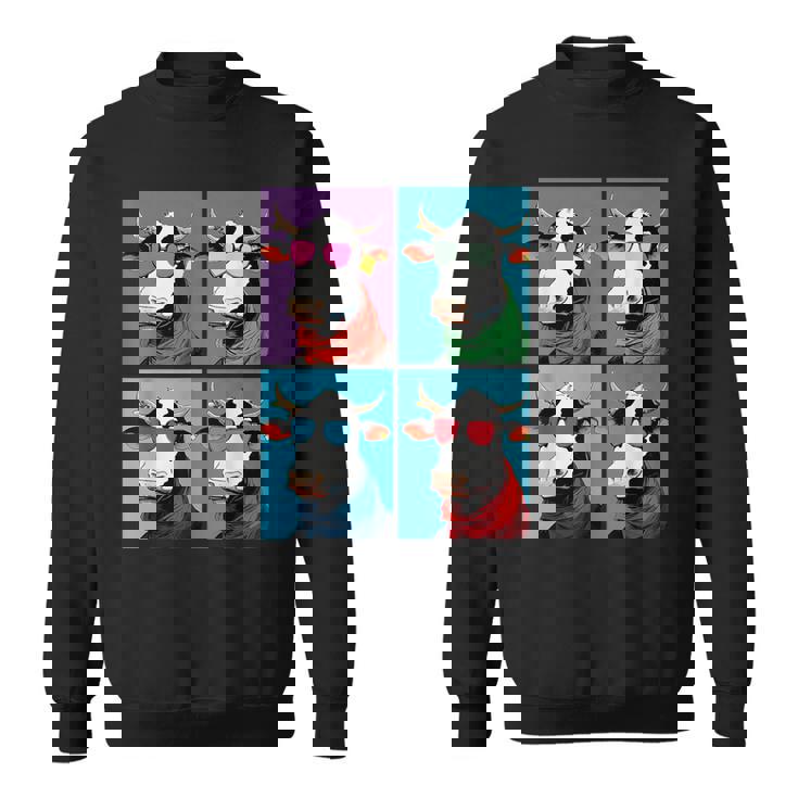 不機嫌そうな牛、エッジの効いた牛のグラフィックデザイン 牛好き向け スウェットシャツ