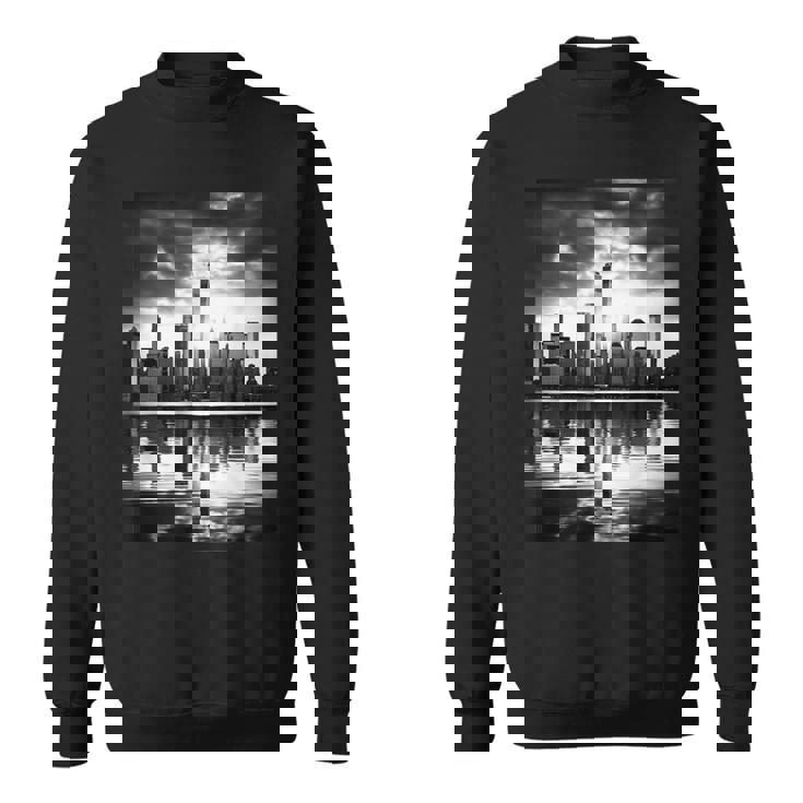 反射写真付き都市のモノクロ写真 スウェットシャツ