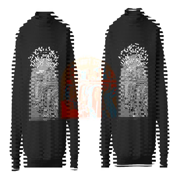 古着屋の通路を歩く面白い古着愛好家 スウェットシャツ