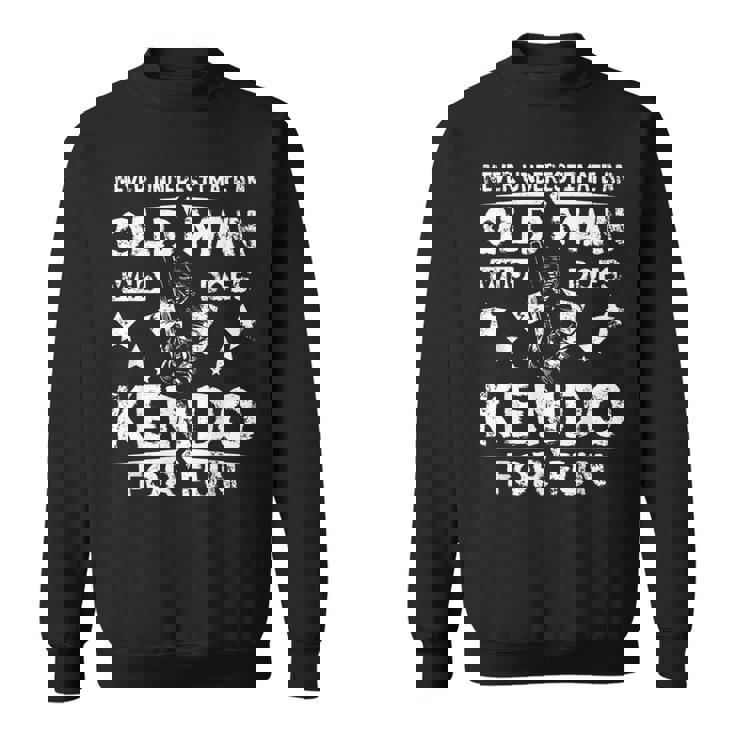 楽しみのために剣道をする老人を決して過小評価しないでください。 スウェットシャツ