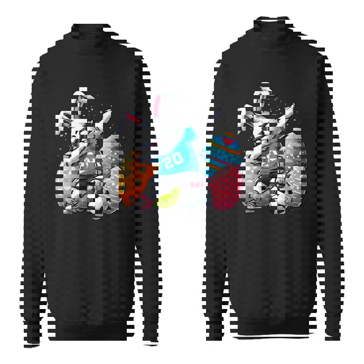 面白いイースターバニーとサッカーボールで軽くたたくイースターバニー。 スウェットシャツ