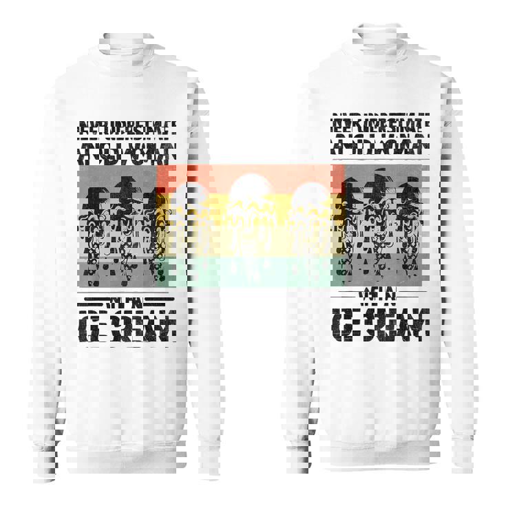 アイスクリームを持った老婆を決して過小評価しない スウェットシャツ