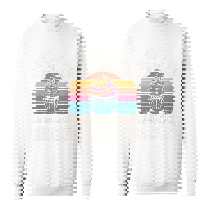 カップケーキは奇跡を信じたマフィンです レトロカップケーキ 長袖tシャツ スウェットシャツ