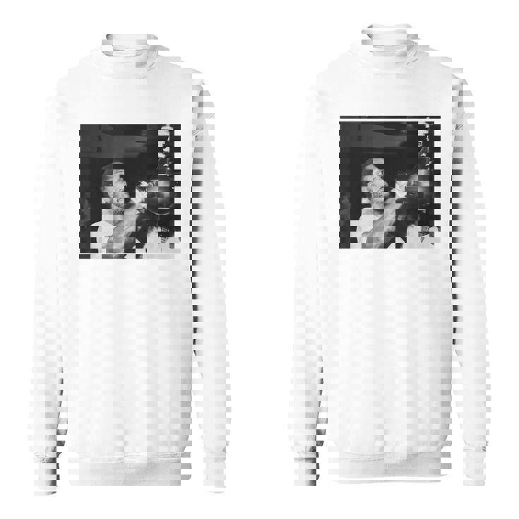 ジョー・フレイジャーが2度目のムハンマド・アリボクシングファイトに備える スウェットシャツ