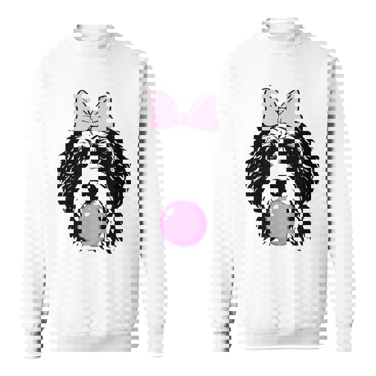 バブルガムを持つバーネドゥードル犬 スウェットシャツ