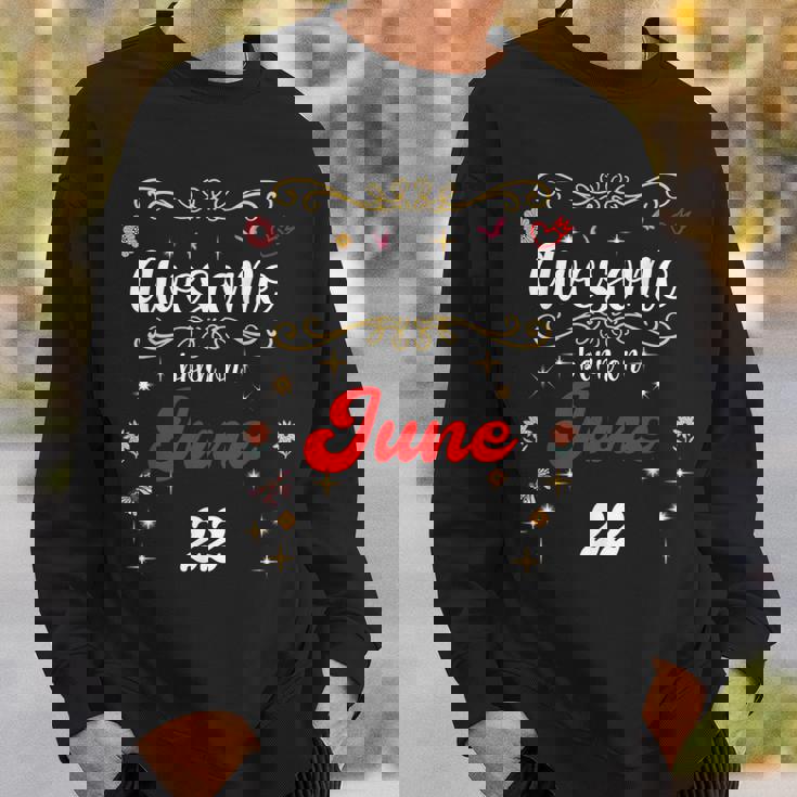 6月22日の誕生日に生まれた素晴らしい花と蝶。 スウェットシャツ 彼への贈り物