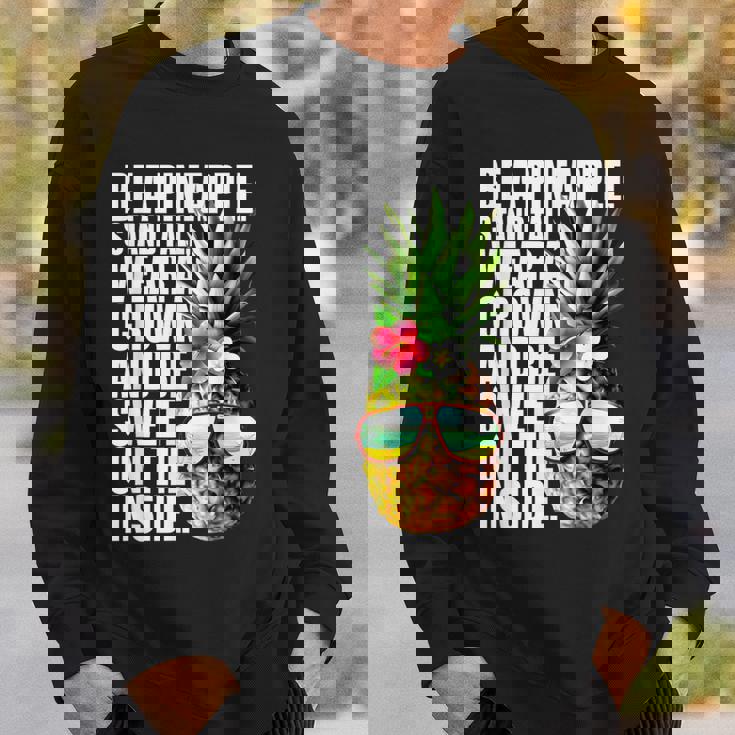 Be A Pineapple Wear A Crownweet Inside アロハ・ハワイパイナップル スウェットシャツ 彼への贈り物