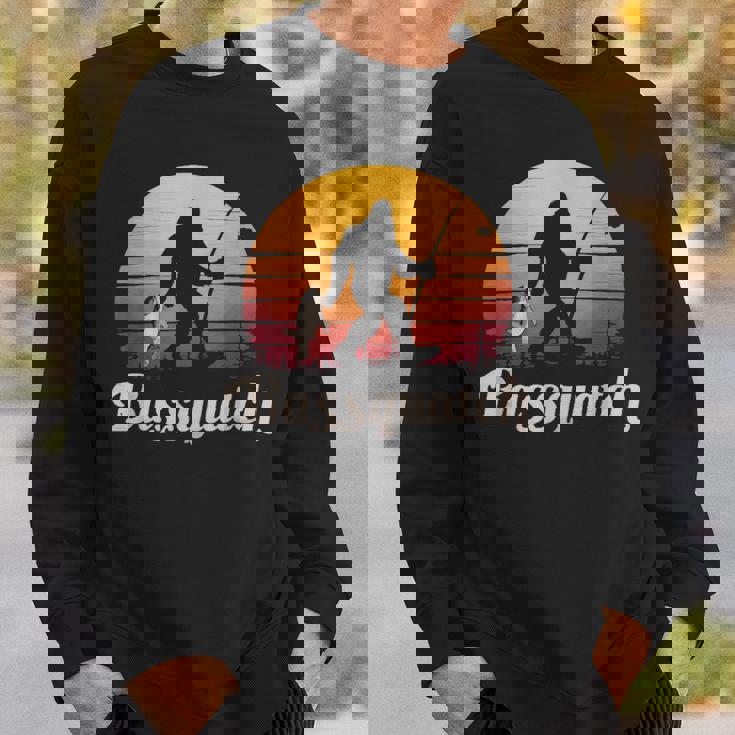 Basssquatch ビッグフット 釣り バス フォレスト シルエット スウェットシャツ 彼への贈り物