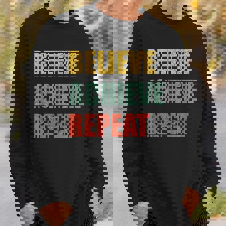 Believe Achieve Repeat Motivational Ambition Inspiration スウェットシャツ 彼への贈り物