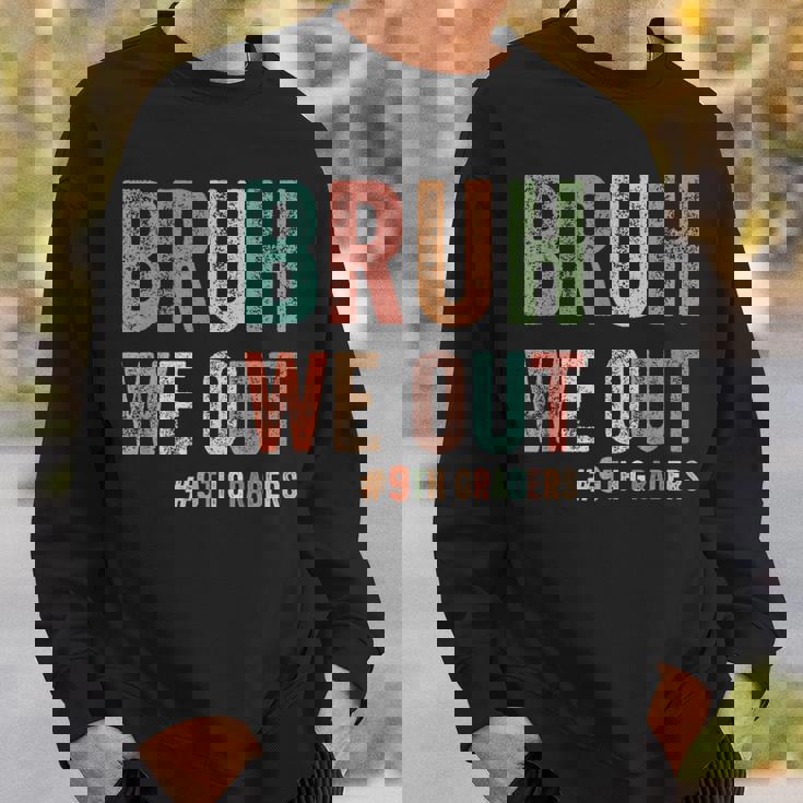 Bruh We Out 9年生 クラス 2025年生 9年生 卒業 スウェットシャツ 彼への贈り物