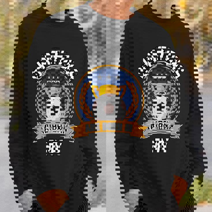 Champion Are Born In May フットボール サッカーボール 誕生日プレゼント 長袖tシャツ スウェットシャツ 彼への贈り物