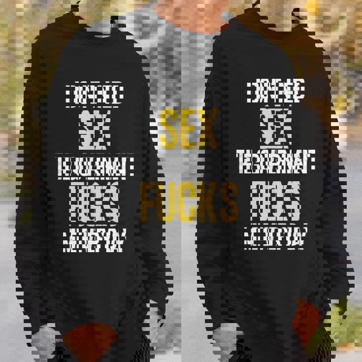 I Don't Needegs The Government F's Me Daily スウェットシャツ 彼への贈り物