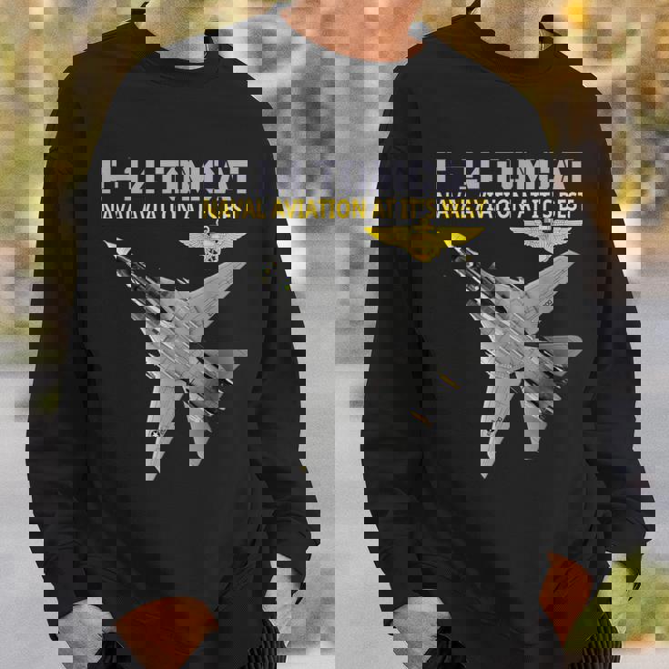 F-14 Tomcatが動作しています。最高の海軍航空。 スウェットシャツ 彼への贈り物