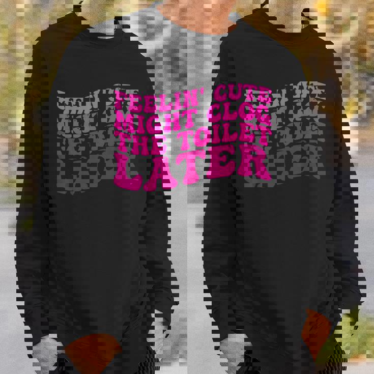 Feelin' Cute Might Clog The Toilet After スウェットシャツ 彼への贈り物