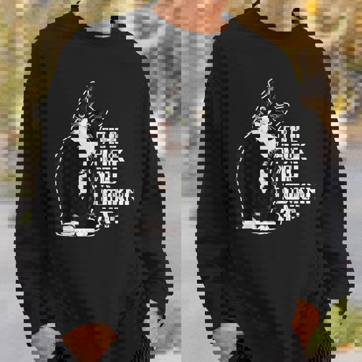 The Fuck You Lookin At 猫好きのための面白い下品なノベルティ スウェットシャツ 彼への贈り物