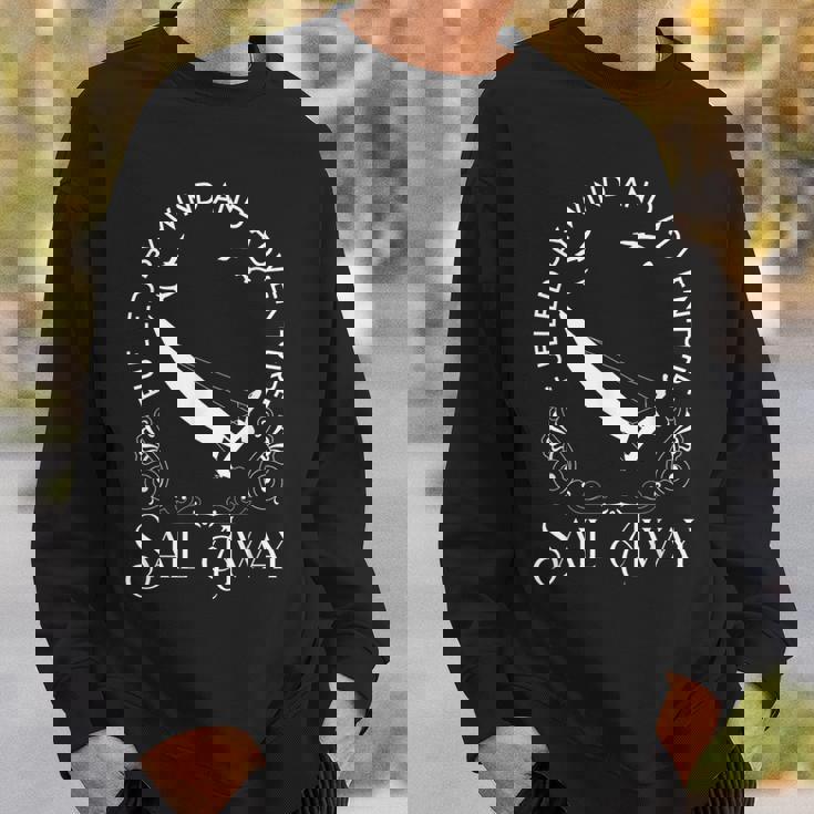 Fueled By Wind And Adventure カタマランセーリング スウェットシャツ 彼への贈り物