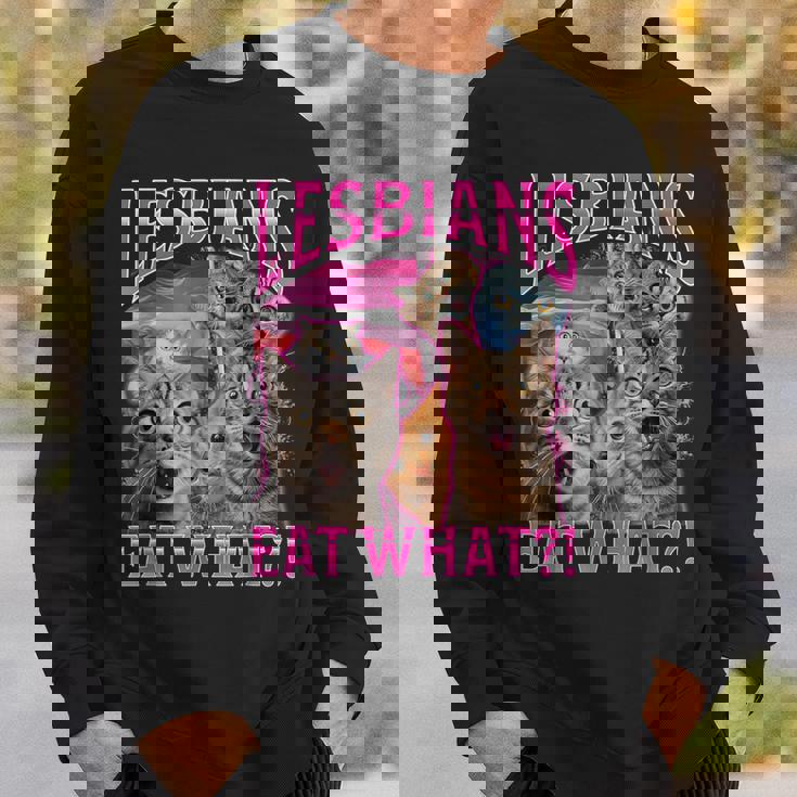 Lesbians Cat Owner Lesbians Eat What スウェットシャツ 彼への贈り物