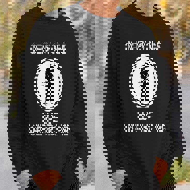 Go Easy On Me I Have Lower Back Pain 面白い言葉 スウェットシャツ 彼への贈り物