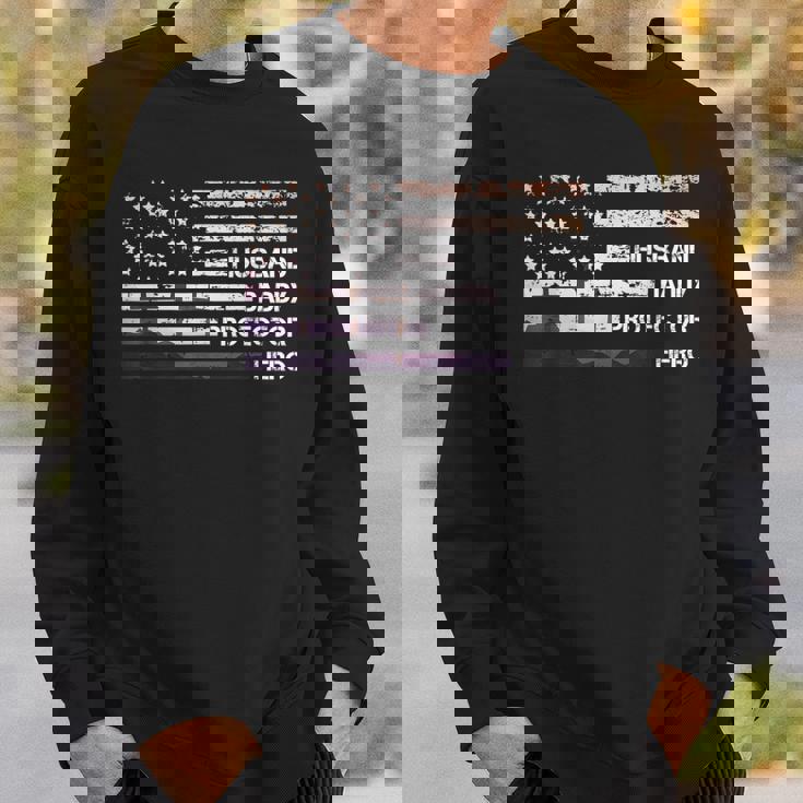 Husband Daddy Protector Hero American Flag Cool Dad スウェットシャツ 彼への贈り物