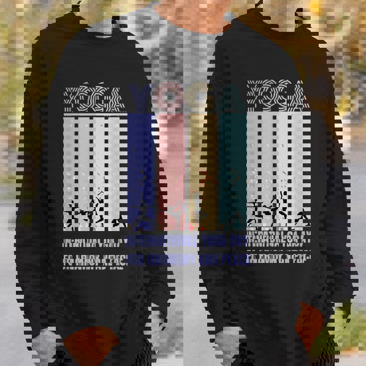 International Yoga Day For Harmony And Peace スウェットシャツ 彼への贈り物