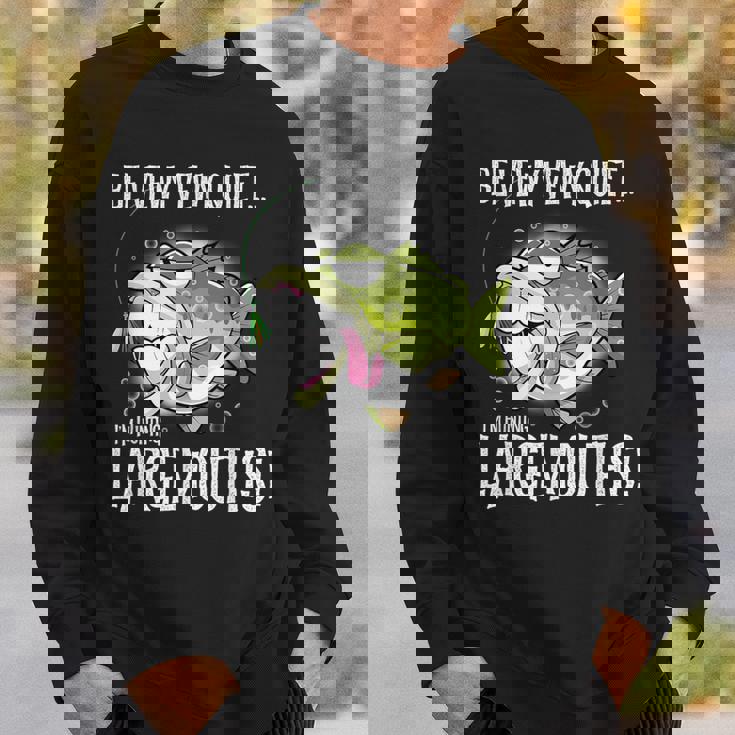 Largemouth Hunter 面白いビッグバス釣りユーモア スウェットシャツ 彼への贈り物