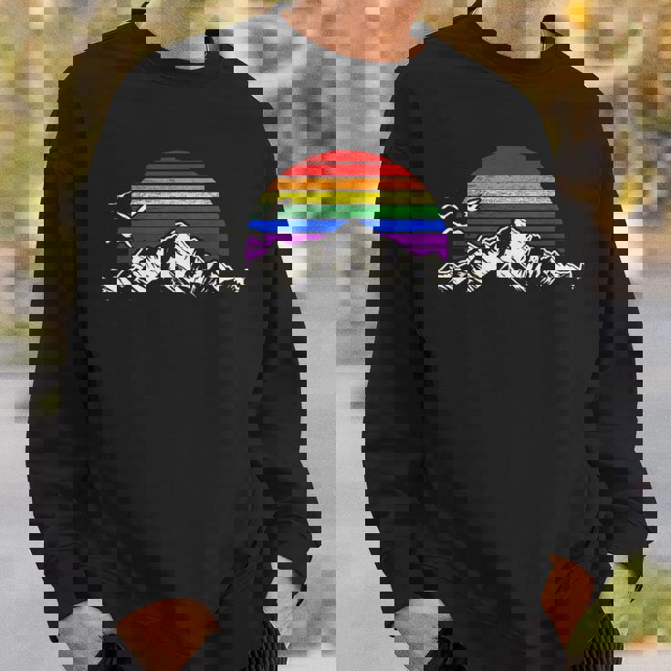 Lgbtq レインボー 山 サンセット ヴィンテージ スウェットシャツ 彼への贈り物