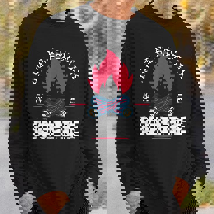 Life Is Better By The Bonfire キャンプファイヤー キャンプ アウトドア ハイカー スウェットシャツ 彼への贈り物