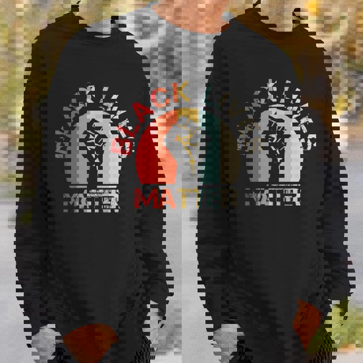 Lives Matter Raised Fist Retrointage No Racism スウェットシャツ 彼への贈り物