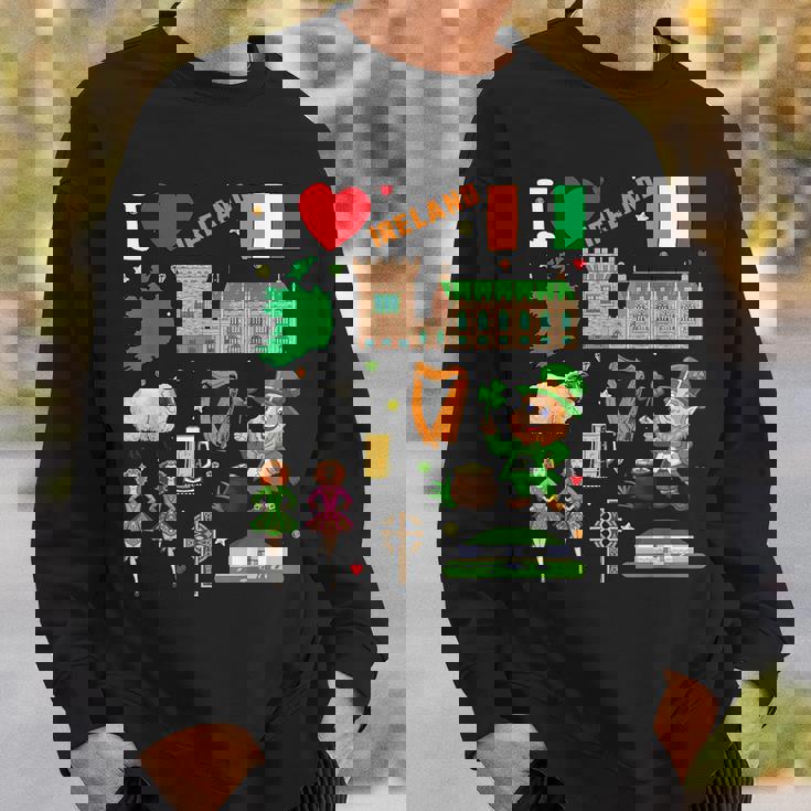 I Love Ireland。手描きアイルランドのランドマーク、旗、地図 スウェットシャツ 彼への贈り物