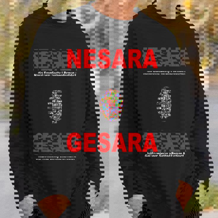 Nesara Gesara、赤い文字。 スウェットシャツ 彼への贈り物