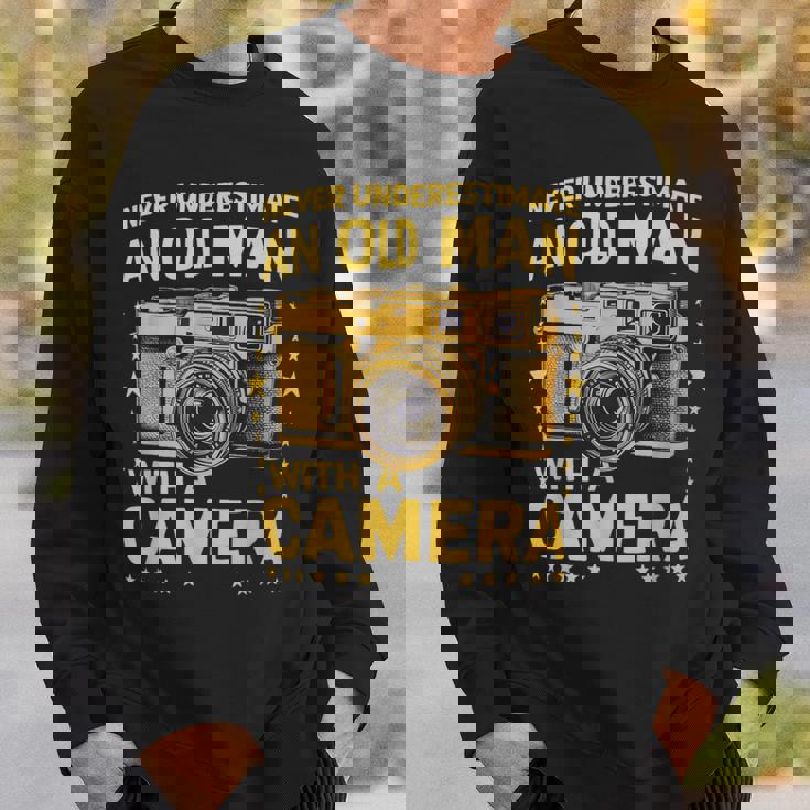 Never Underestimate An Old Man With A Camera レトロ ヴィンテージ スウェットシャツ 彼への贈り物