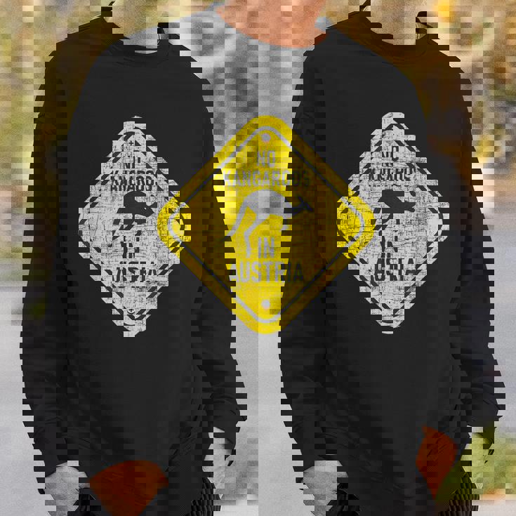 No Kangaroos In Austria 動物飼育係 野生動物 愛好家 スウェットシャツ 彼への贈り物