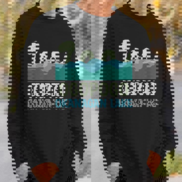 Ogopogo オカナガン湖 怪獣 生き物 かわいい かわいい クリプティッド スウェットシャツ 彼への贈り物