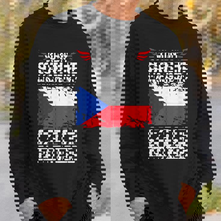 Raised By A Czech Father Father's Day Czech Republic Flag スウェットシャツ 彼への贈り物
