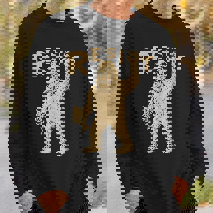 Resist サスカッチティー—面白いクリプティッド抗議 スウェットシャツ 彼への贈り物