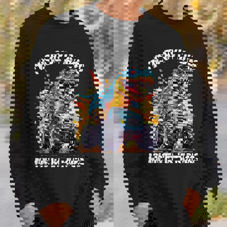 This Boy Loves Monster Trucks 恐竜モンスタートラック スウェットシャツ 彼への贈り物