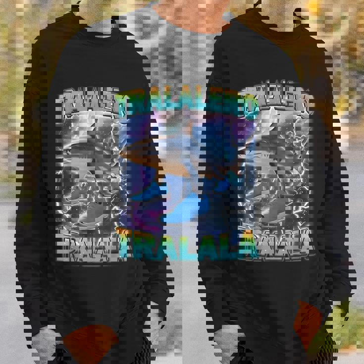 Tralalero Tralala 面白いサメ 靴付き ミーム スウェットシャツ 彼への贈り物