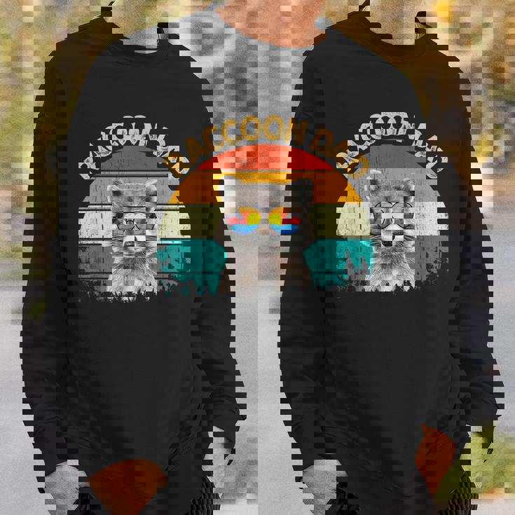 Vintage Retro Wild Animalummerunglass Common Raccoon Dad スウェットシャツ 彼への贈り物