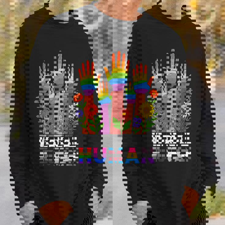 We Are All Human レインボー Lgbt Lgbtq トランスジェンダー ハンドフラワー スウェットシャツ 彼への贈り物
