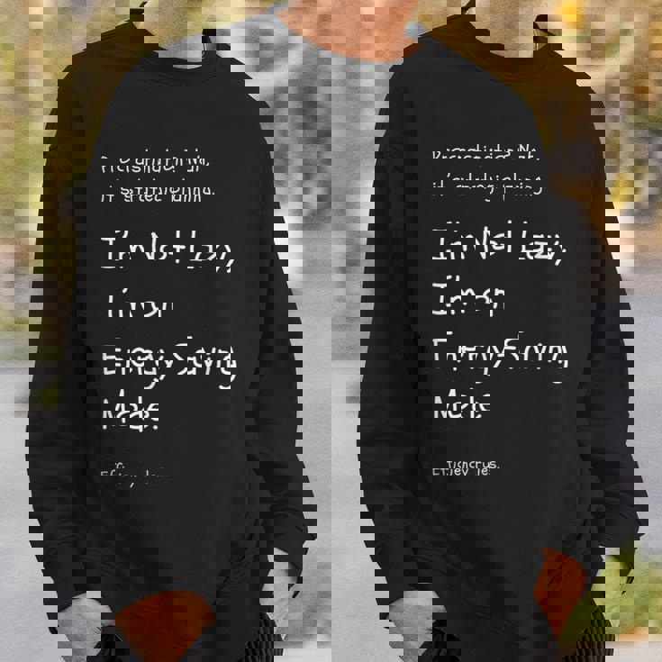 ”私は怠けているのではなく、省エネモードなんです。英訳）ユニークなメッセージ スウェットシャツ 彼への贈り物