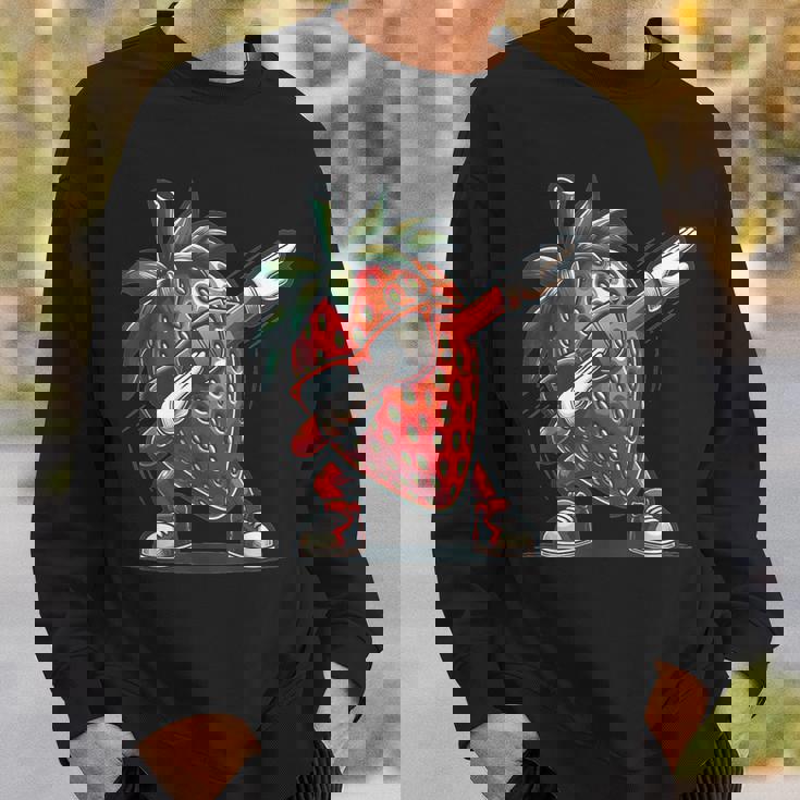 いちごを軽くたたくダンスいちごの果実を軽くたたく スウェットシャツ 彼への贈り物