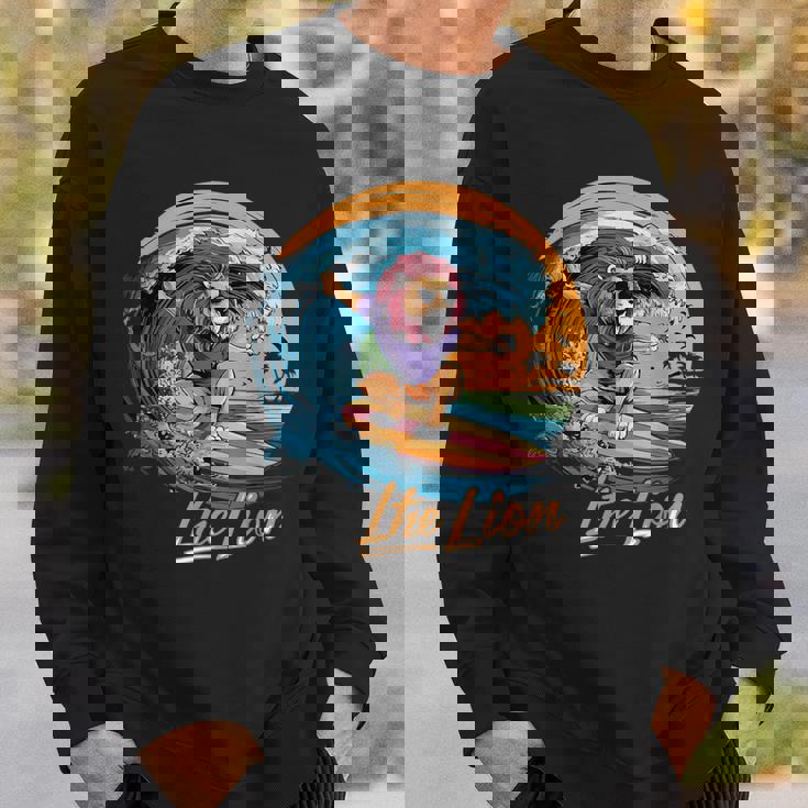 おもしろい ライオン サーフィン ライオン スポーツ サーファー 動物 恋人 夏 スウェットシャツ 彼への贈り物