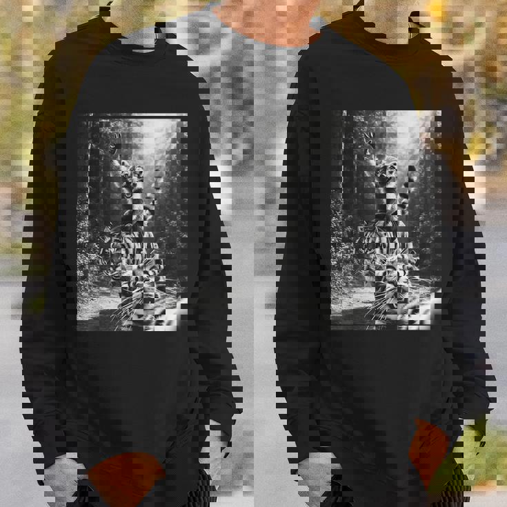 おもしろいアライグマ乗馬トラ驚いた怖い猫の自撮り。 スウェットシャツ 彼への贈り物