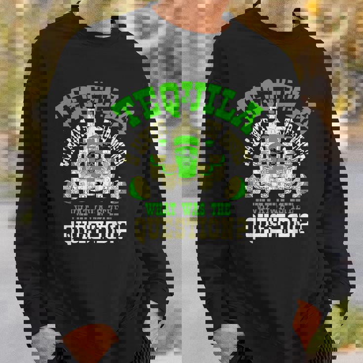 おもしろテキーラ飲んでるテキーラはいつも答えの贈り物 スウェットシャツ 彼への贈り物