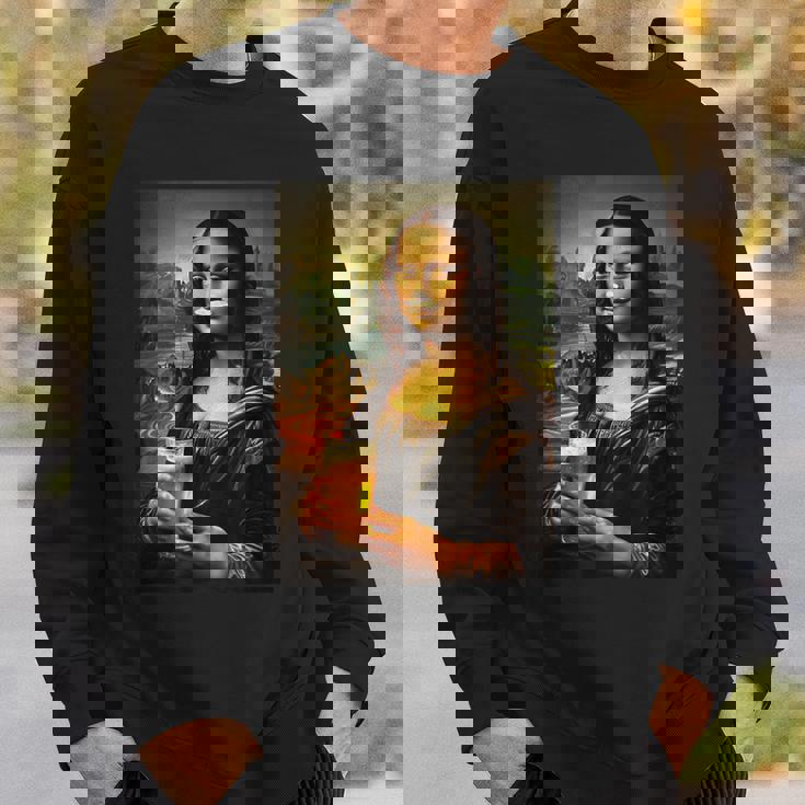 おもしろビールモナリザ絵画アートママパパ。 スウェットシャツ 彼への贈り物